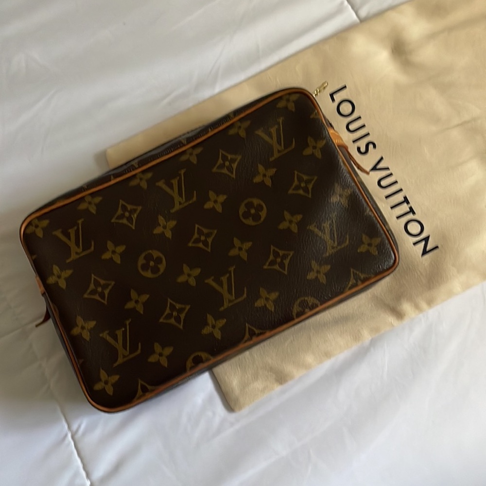 Louis Vuitton - Picture 3 of 11